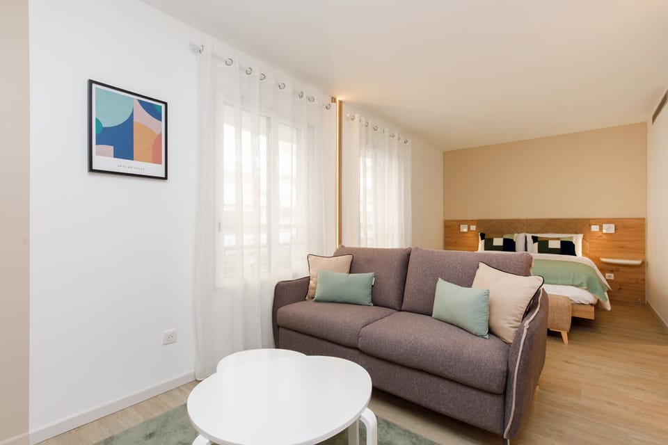 Bed, Photo of the whole room, Seating area, Bedroom