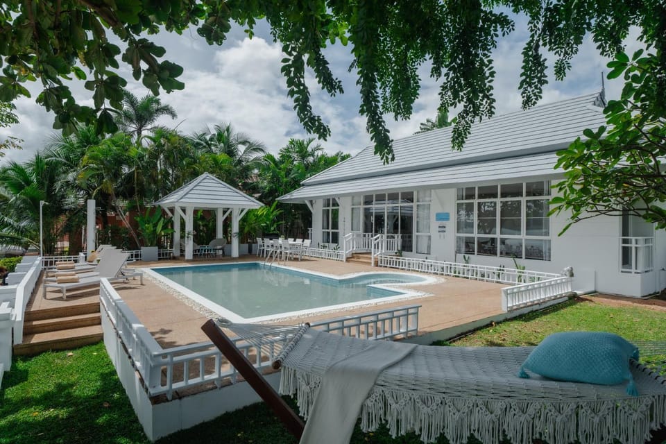 Day, Swimming pool, sunbed