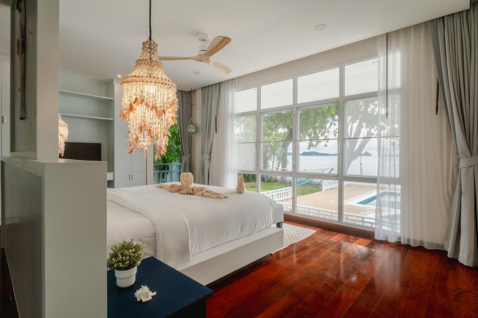 Bed, Bedroom, Sea view, Sea view, towels