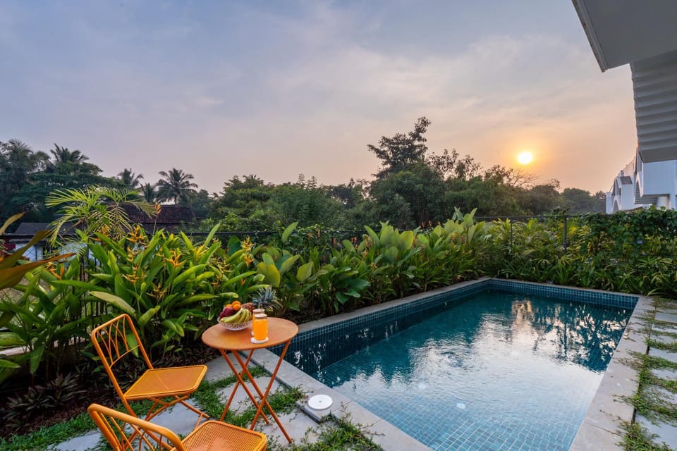Swimming pool, sunbed