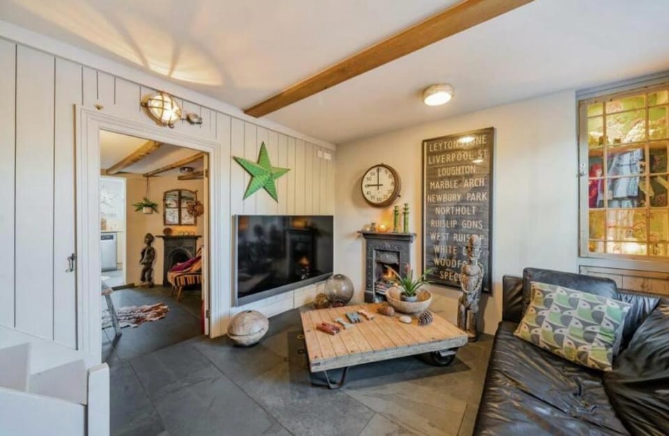 TV and multimedia, Living room, Seating area, Evening entertainment