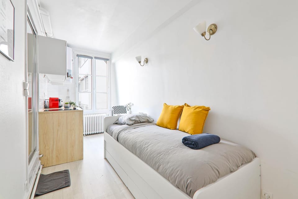 Bed, Living room