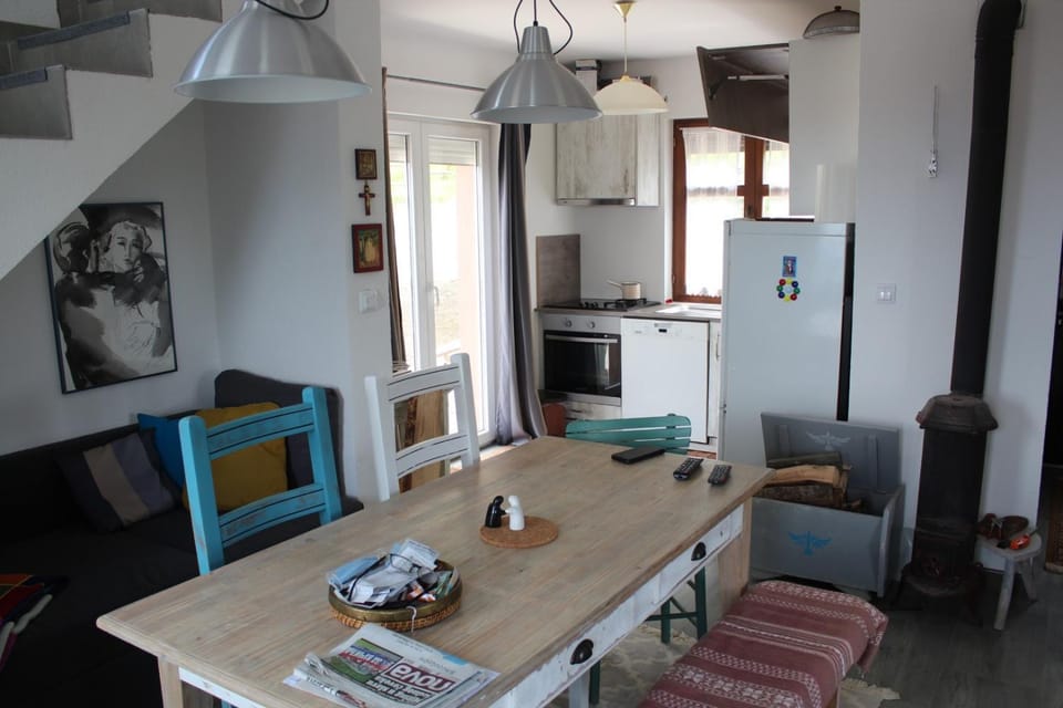 Kitchen or kitchenette, Living room, Seating area, Dining area, oven, stove
