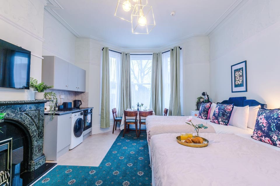 Bed, TV and multimedia, Dining area, Bedroom, kitchen