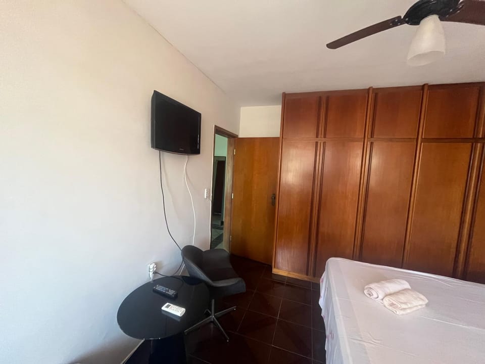 Quartos Quintal Bueno! Com ar, tv e internet no melhor bairro de Goiânia! Perto do Goiânia Shopping, Parque Areião Hospital Premium Mater Dei OVG Vaca Brava Marista Campo do Goiás! Bed and Breakfast in Goiania