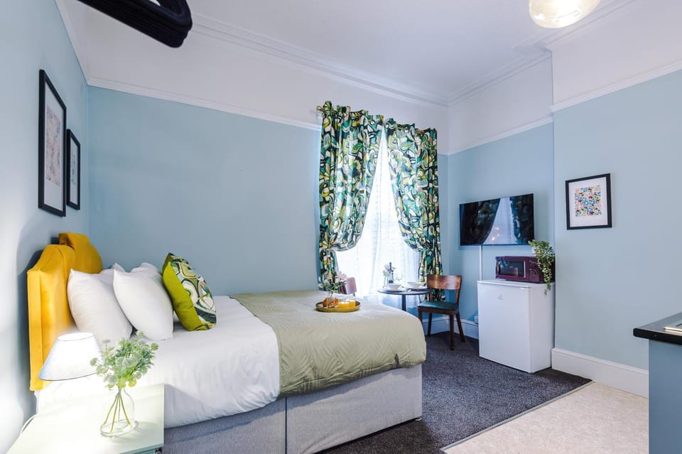 Bed, TV and multimedia, Decorative detail, Dining area, Bedroom, microwave