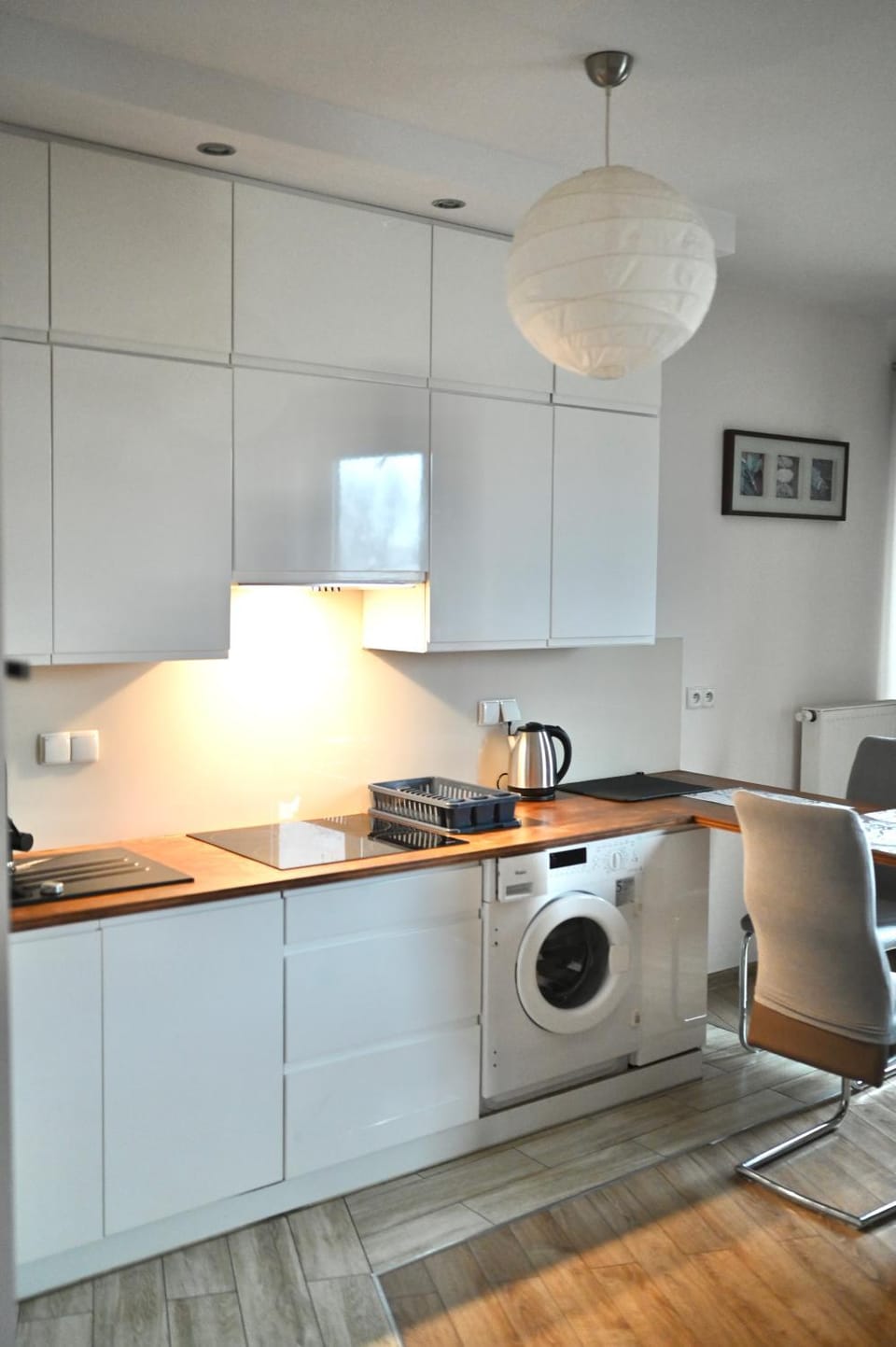 Kitchen or kitchenette, dishwasher, stove