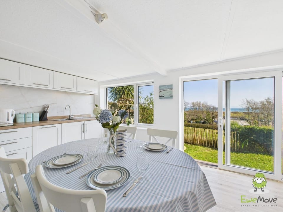 Dining area, Sea view, dishwasher, microwave, washing machine, kitchen