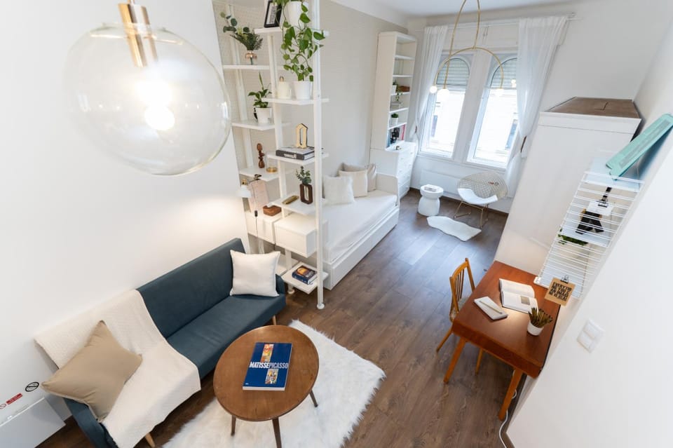 Bed, Kitchen or kitchenette, Living room, Seating area