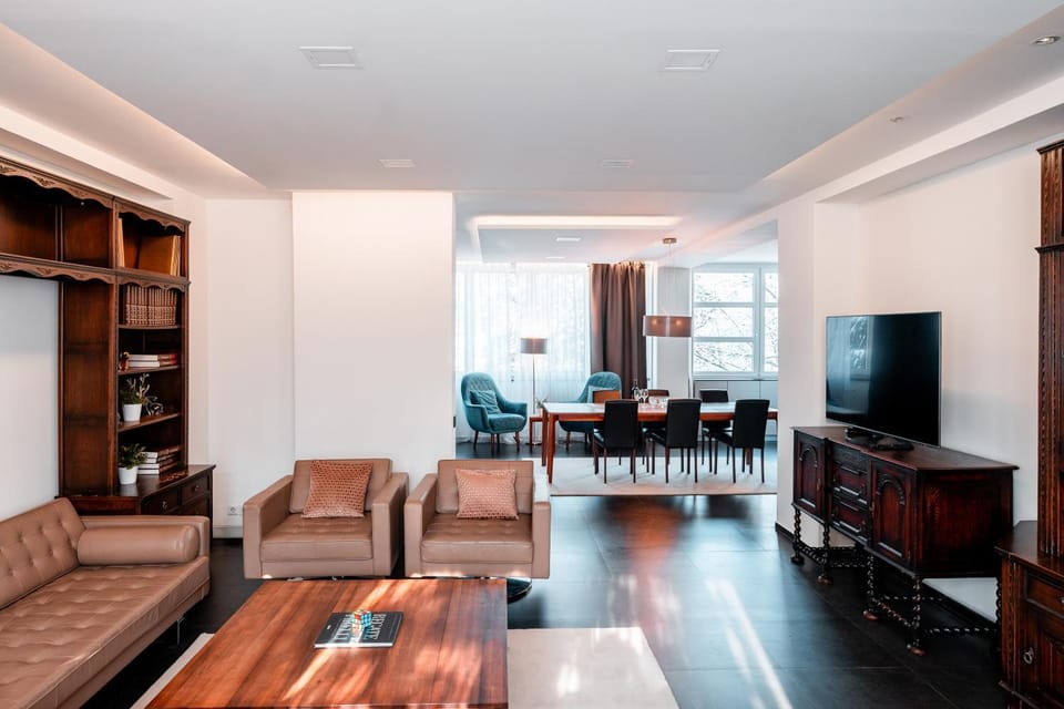 TV and multimedia, Living room, Seating area, Evening entertainment