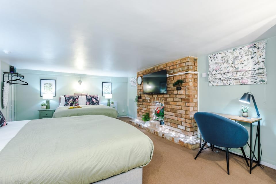 Bed, TV and multimedia, Bedroom