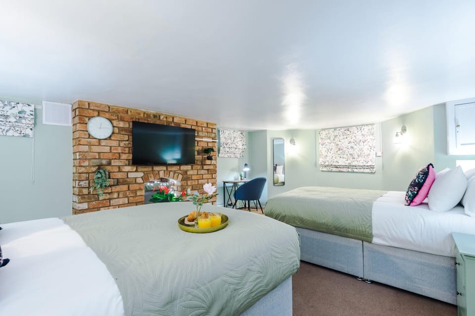 Bed, TV and multimedia, Bedroom