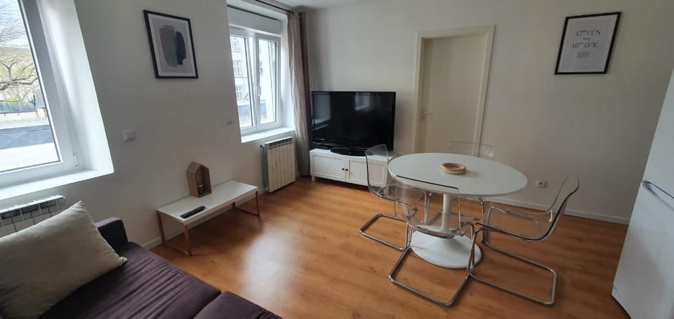 Communal lounge/ TV room, TV and multimedia, Living room, Seating area, Dining area