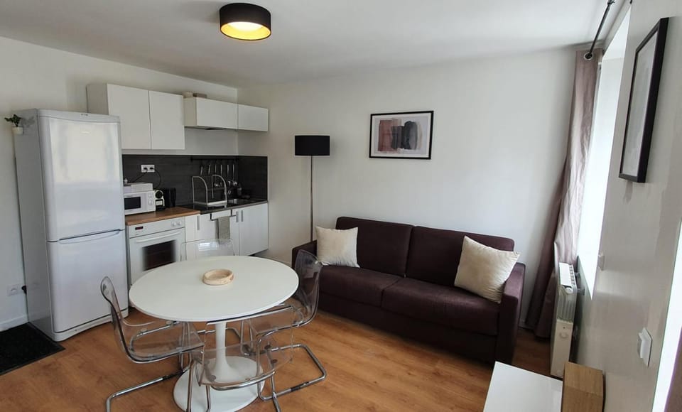 Kitchen or kitchenette, Living room, Seating area, Dining area, oven, pet friendly, stove
