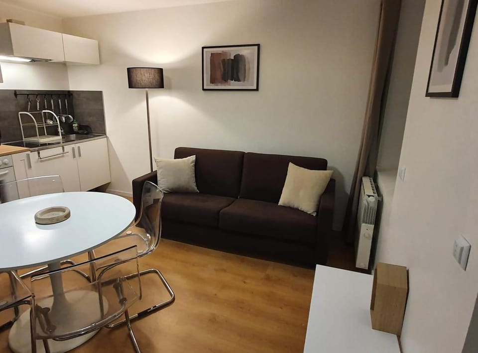 Kitchen or kitchenette, Living room, Seating area, Dining area, oven