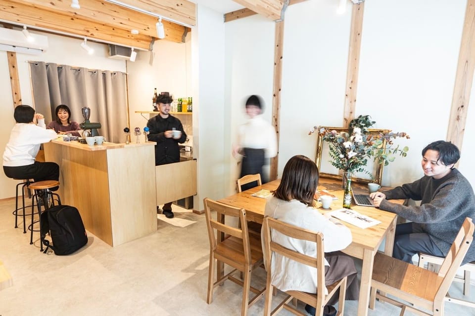 Communal lounge/ TV room, People, Kitchen or kitchenette, Living room, Lounge or bar, group of guests