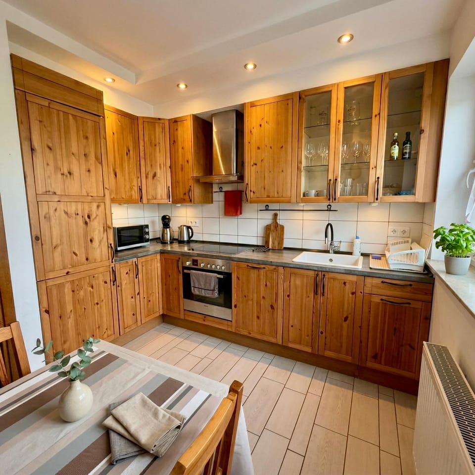Kitchen or kitchenette, Communal kitchen, dishwasher, microwave, stove, kitchen, kitchen