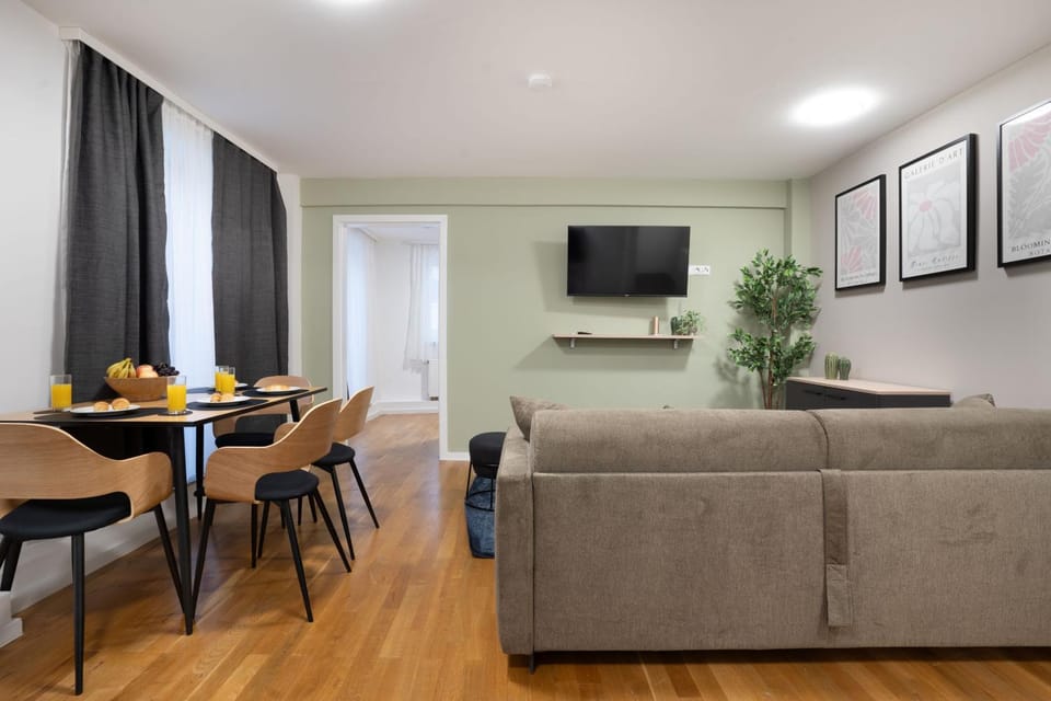 TV and multimedia, Living room, Seating area, Dining area