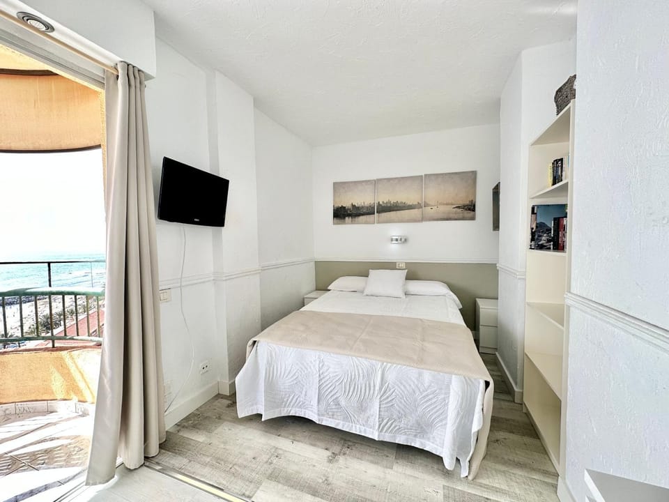 Bed, TV and multimedia, Bedroom