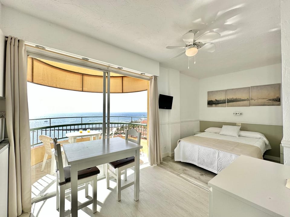 Bed, TV and multimedia, View (from property/room), Balcony/Terrace, Dining area, Sea view