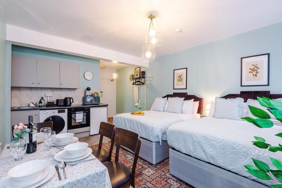 Victoria Park Studio 4 - Parking, WiFi, Free Netflix, Disneyplus & Amzon Prime Apartment in Royal Leamington Spa