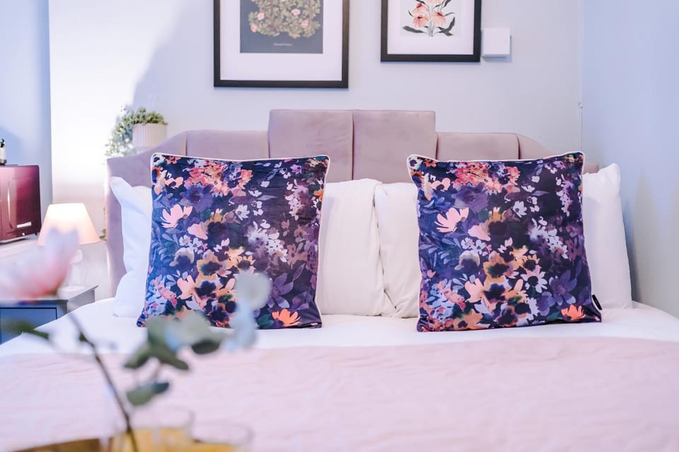 Victoria Park Studio 5 - Self Contained, Free Parking, Town Centre Gem, Free DisneyPlus & Netflix Apartment in Royal Leamington Spa