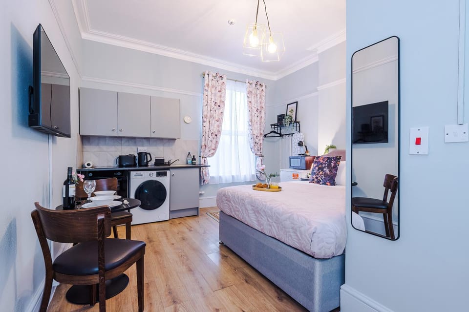 Victoria Park Studio 5 - Self Contained, Free Parking, Town Centre Gem, Free DisneyPlus & Netflix Apartment in Royal Leamington Spa