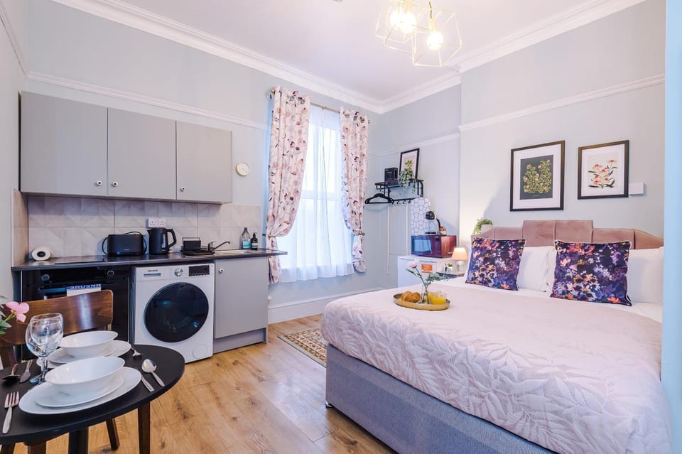 Victoria Park Studio 5 - Self Contained, Free Parking, Town Centre Gem, Free DisneyPlus & Netflix Apartment in Royal Leamington Spa