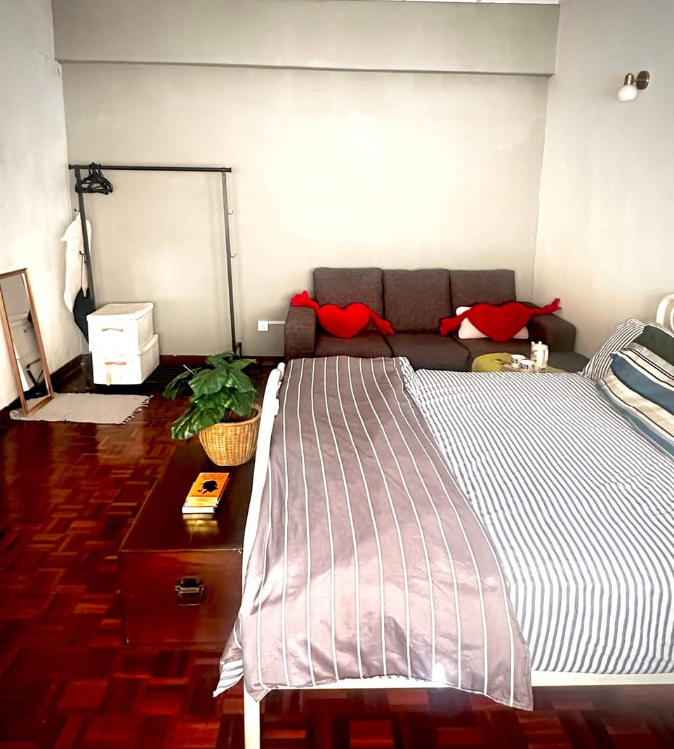 Cosy Spacious Private Room with Ensuite Bath Near LRT Station Vacation rental in Petaling Jaya