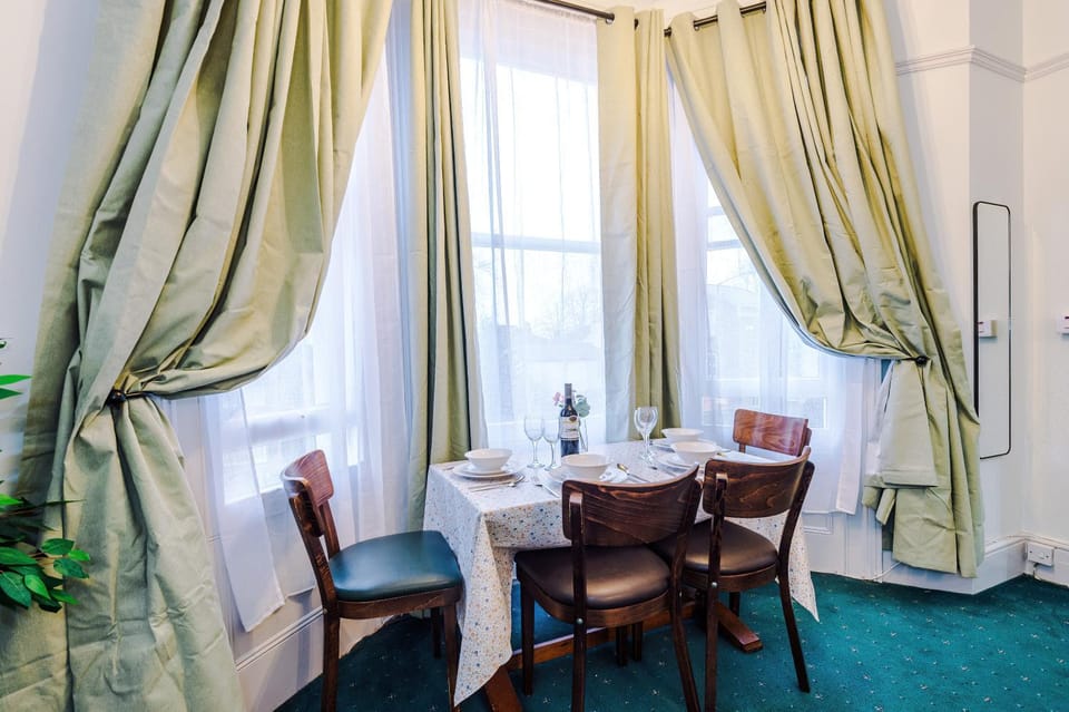 Victoria Park Studio 6 - Mins Walk To Train Station, Free Parking, Free Netflix, Prime & Disney Apartment in Royal Leamington Spa