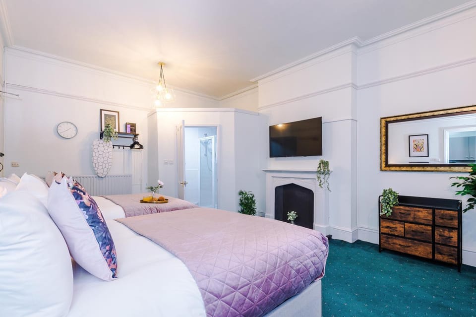 Victoria Park Studio 6 - Mins Walk To Train Station, Free Parking, Free Netflix, Prime & Disney Apartment in Royal Leamington Spa