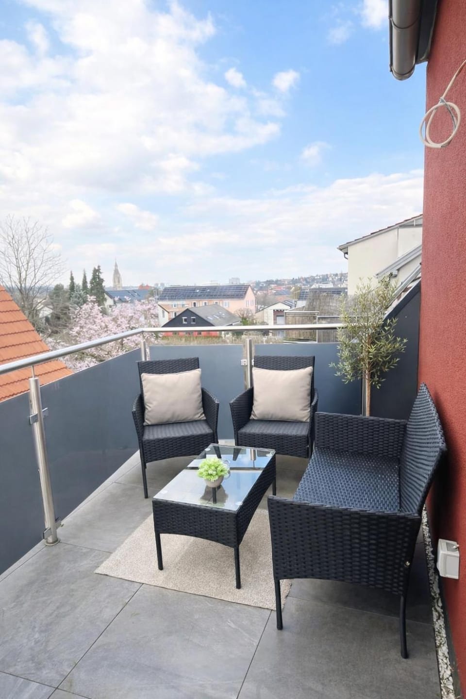 Monteurwohnung & Business Apartment mit Balkon & Parkplatz in Reutlingen DG Apartment in Reutlingen