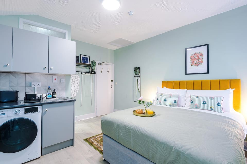 Victoria Park Studio 7 - 5 mins walk to Town Centre & Train Station Apartment in Royal Leamington Spa