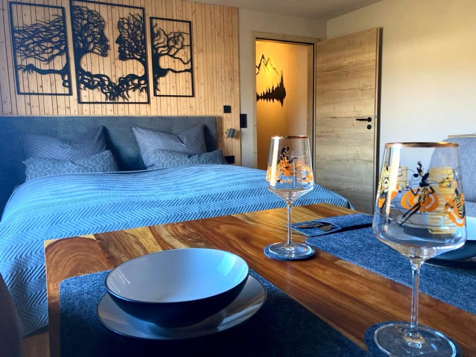 Bed, Living room, Photo of the whole room, Seating area, Dining area, Bedroom