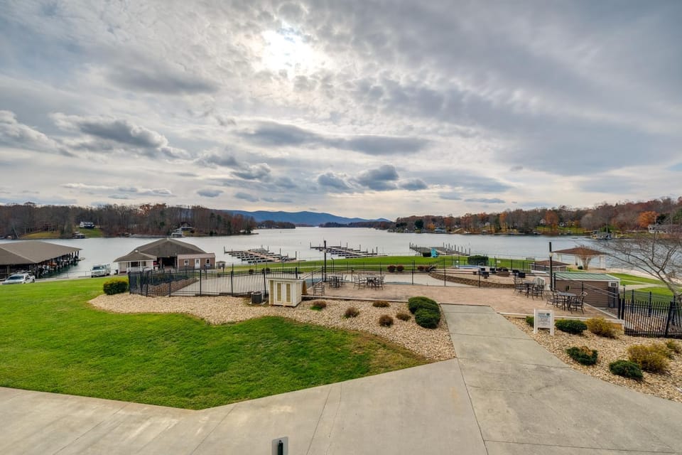 Top-Floor Balcony & Serene Views: Huddleston Condo House in Smith Mountain Lake