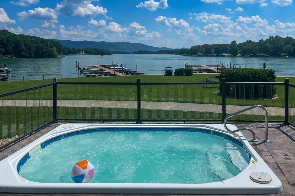 Top-Floor Balcony & Serene Views: Huddleston Condo House in Smith Mountain Lake