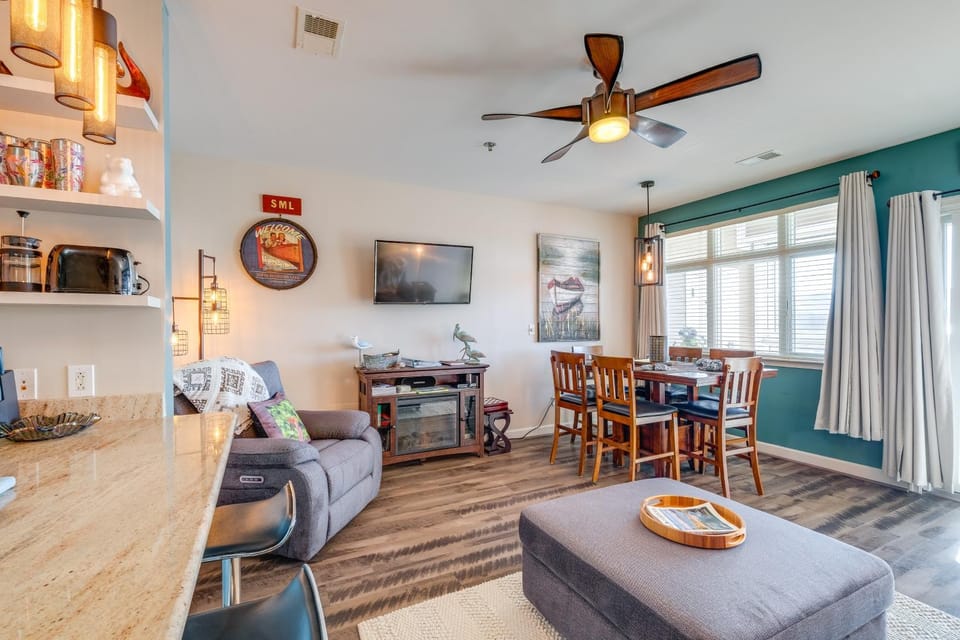 Top-Floor Balcony & Serene Views: Huddleston Condo House in Smith Mountain Lake