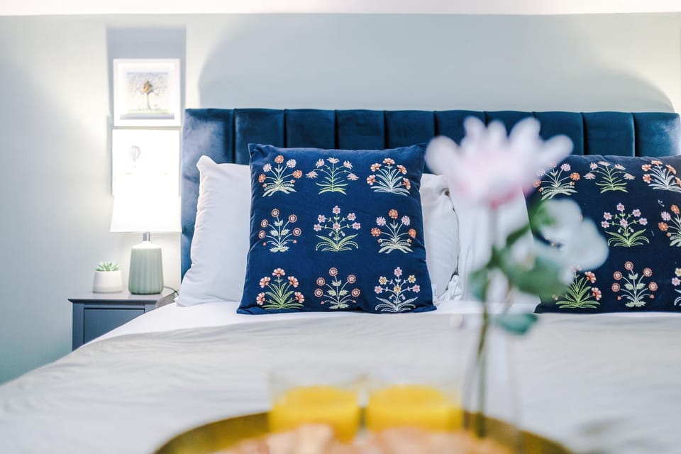 Victoria Park Studio 8 with Private Off-suite Shower Room down a flight of stairs from the main room, Free Parking, Free Netflix, Prime & DisneyPlus Apartment in Royal Leamington Spa