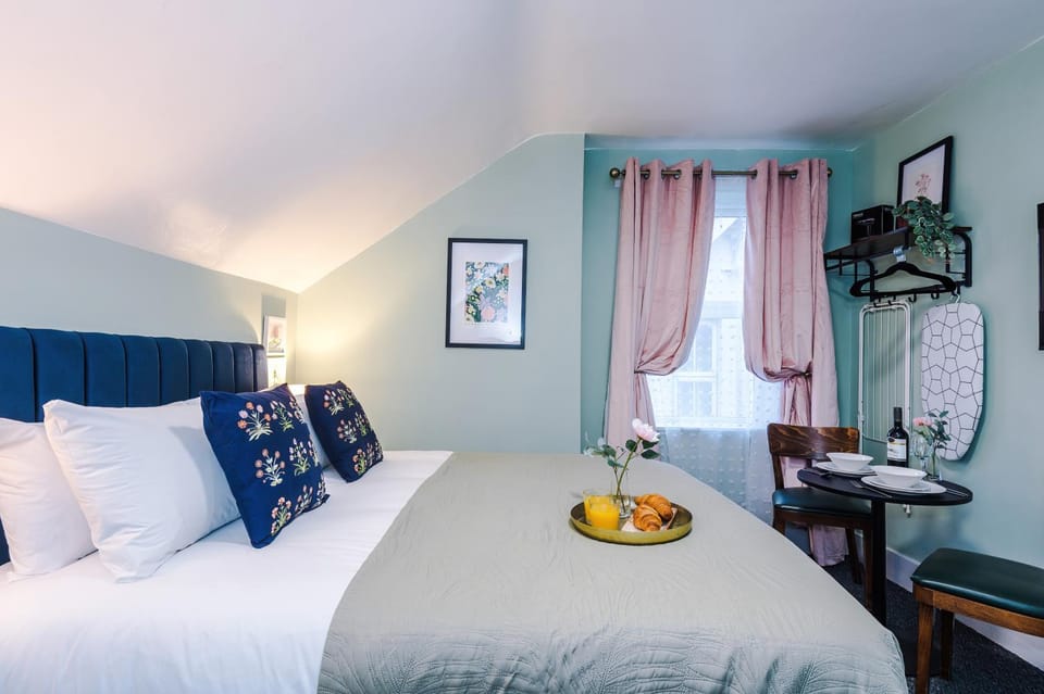 Victoria Park Studio 8 with Private Off-suite Shower Room down a flight of stairs from the main room, Free Parking, Free Netflix, Prime & DisneyPlus Apartment in Royal Leamington Spa