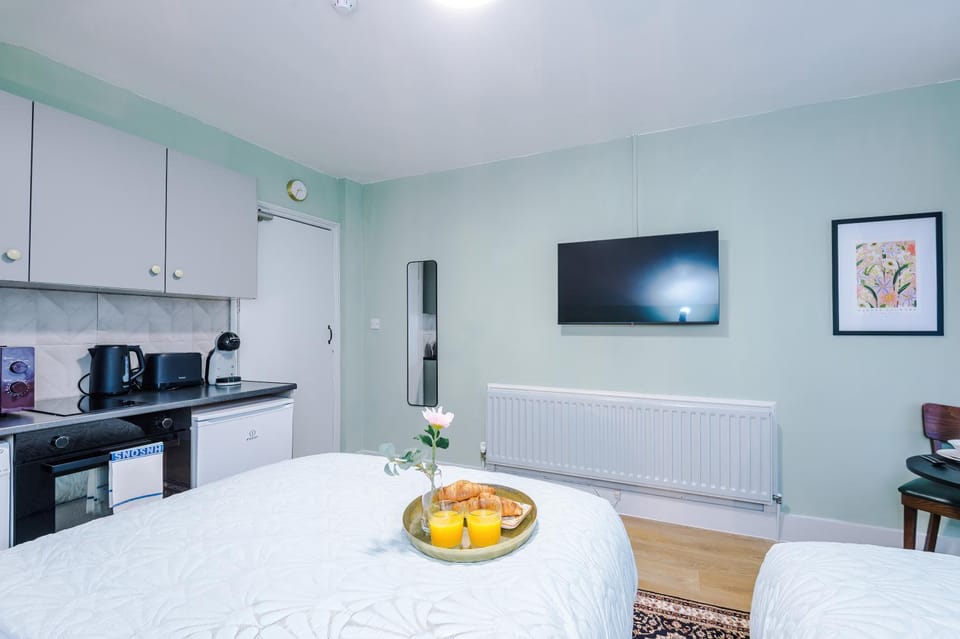 Victoria Park Studio 9 - Free Parking, WiFi, Near Train Station, Free Netflix, Prime & DisneyPlus Apartment in Royal Leamington Spa
