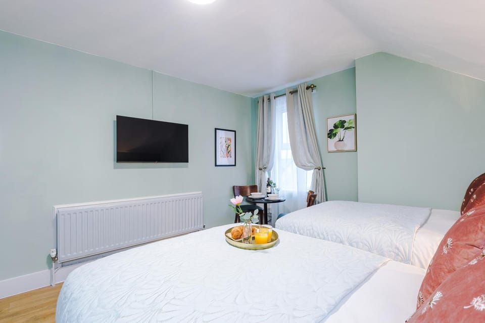 Victoria Park Studio 9 - Free Parking, WiFi, Near Train Station, Free Netflix, Prime & DisneyPlus Apartment in Royal Leamington Spa