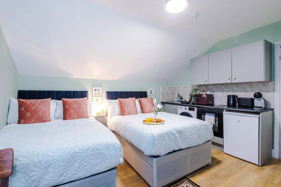 Victoria Park Studio 9 - Free Parking, WiFi, Near Train Station, Free Netflix, Prime & DisneyPlus Apartment in Royal Leamington Spa