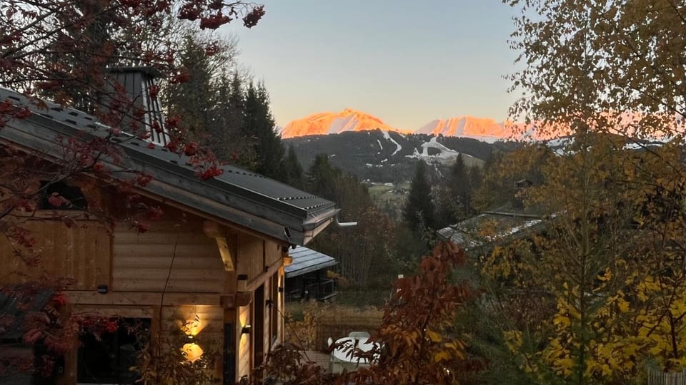 Chalet ski-in-out face au MontBlanc & Bain nordique Chalet in Combloux