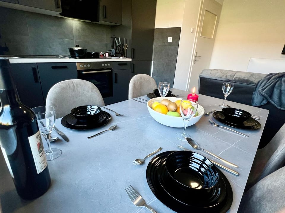 Kitchen or kitchenette, Living room, Food and drinks, Seating area, Dining area, Food, minibar, pet friendly, stove