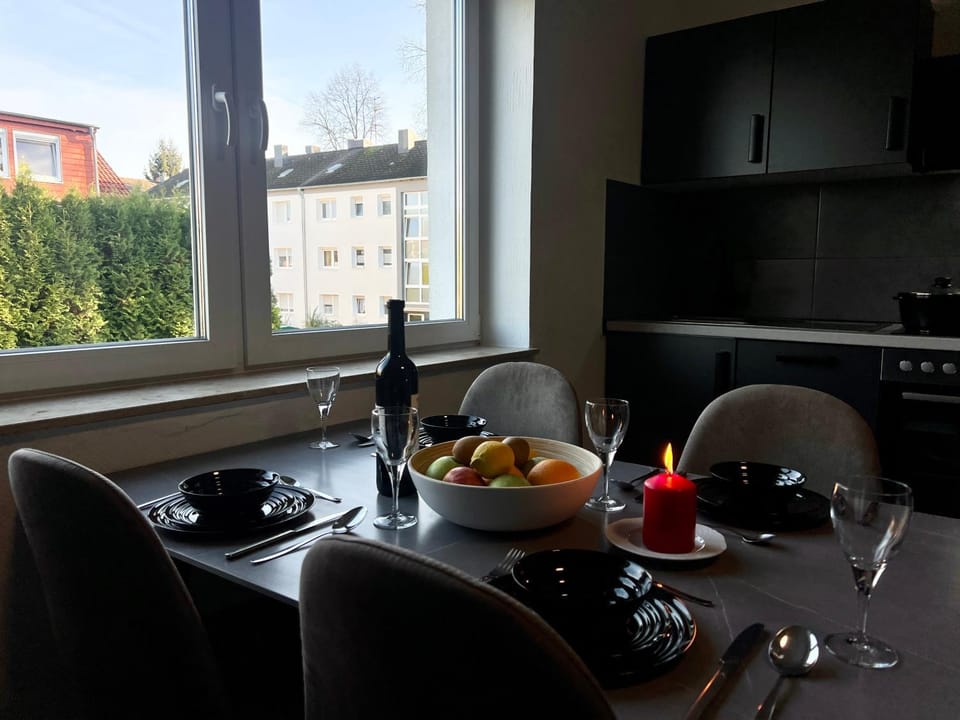 Kitchen or kitchenette, Food and drinks, Dining area, Food, Lunch, Dinner, Drinks, Alcoholic drinks