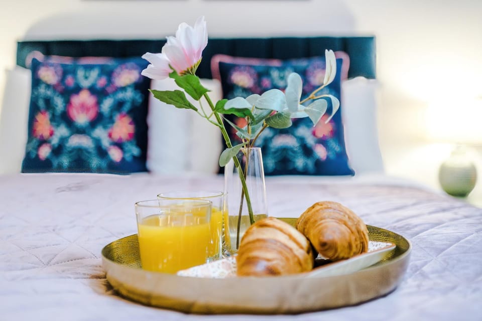 Victoria Park Studio 11 - Free Parking, WiFi, Near Town Centre, Free DisneyPlus, Prime & Netflix Apartment in Royal Leamington Spa