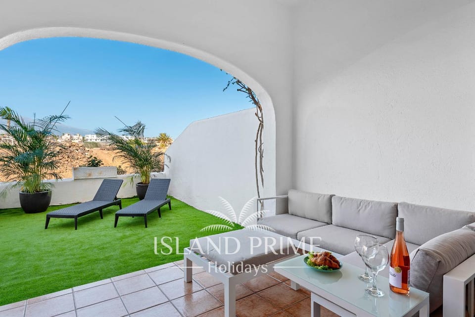 Balcony/Terrace, Decorative detail, Seating area, sunbed