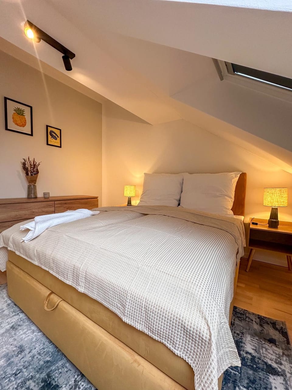 Bed, Photo of the whole room, Bedroom