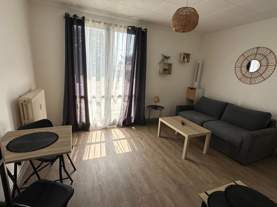 STUDIO meublé à proximité gare-Wifi Apartment in Nouvelle-Aquitaine