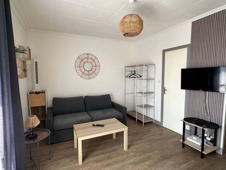 STUDIO meublé à proximité gare-Wifi Apartment in Nouvelle-Aquitaine